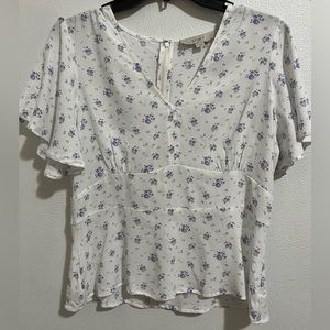 Beautiful blouse with flared sleeves and v neck collar